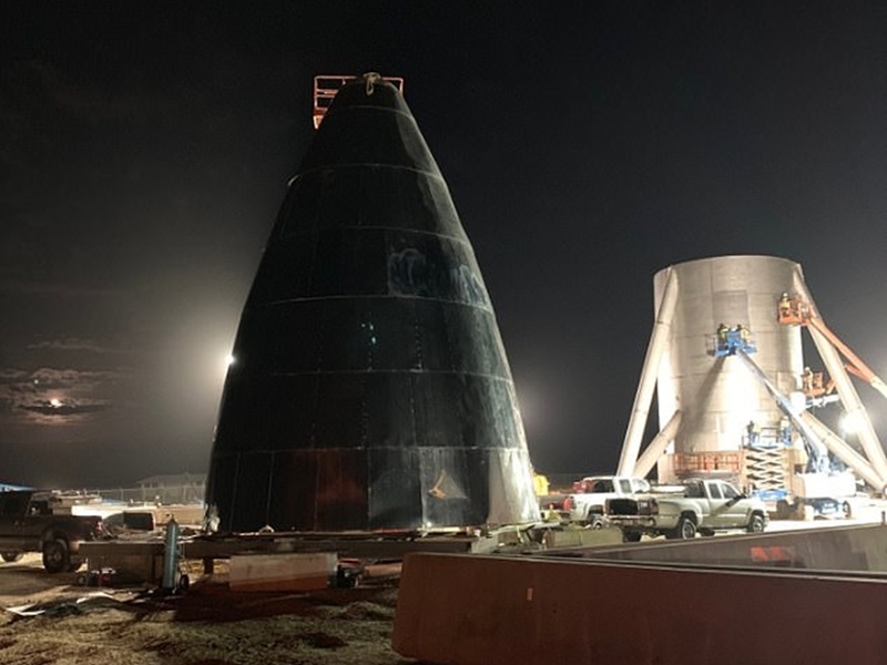 إليون ماسك يكشف عن صور مركبته الفضائية ويعلن إنها جاهزة للطيران